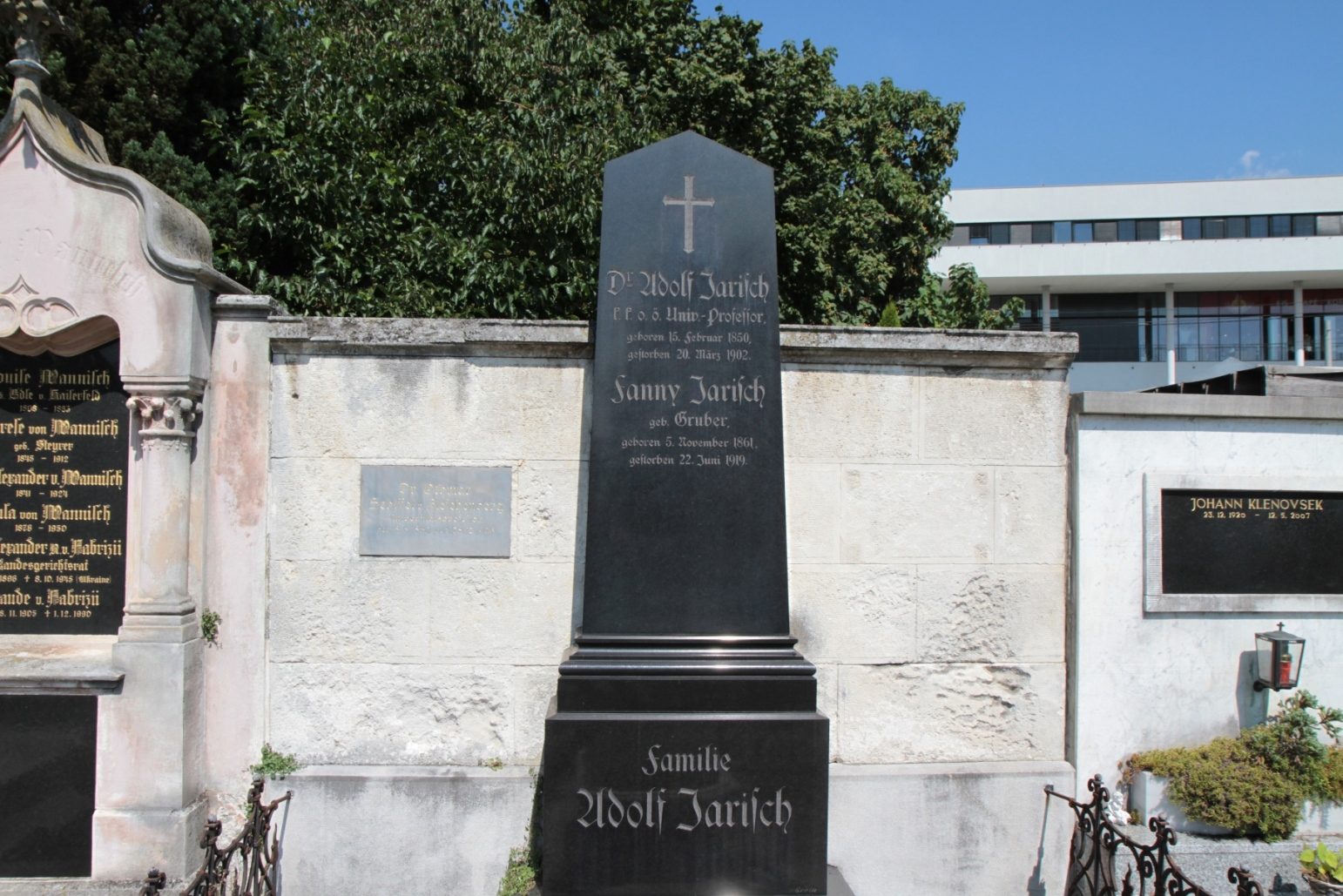 Adolf Jarisch's tomb, Leonhardfriedhof, Graz - 03.JPG